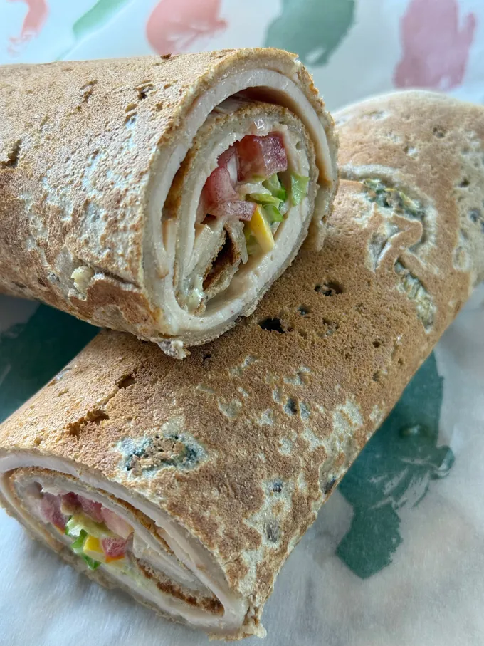 Rolinho de peito de peru com salada